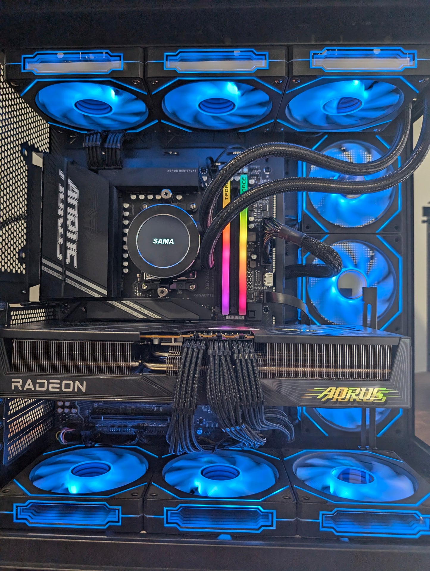 "Armoury PRO" (Ryzen 7 9800X3D, RX 9070 XT)
