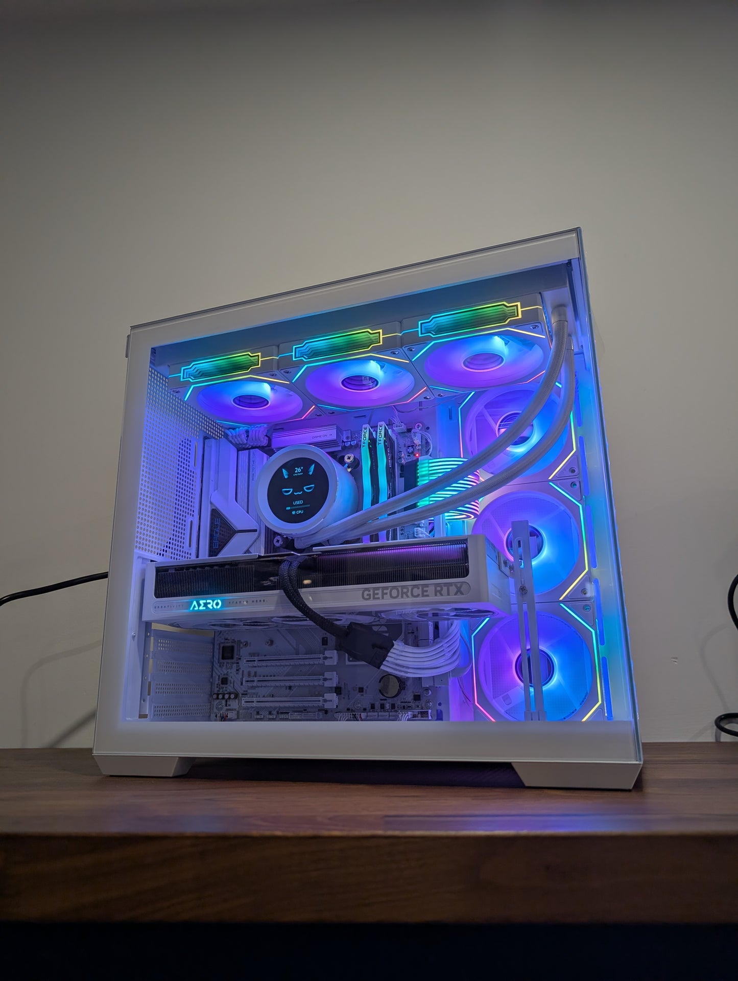 WHITE FANG (R7 7800X3D, RTX 5070)